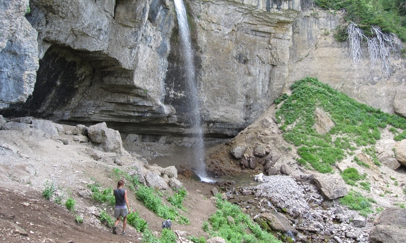 Hike to the Wind Caves in Darby Canyon